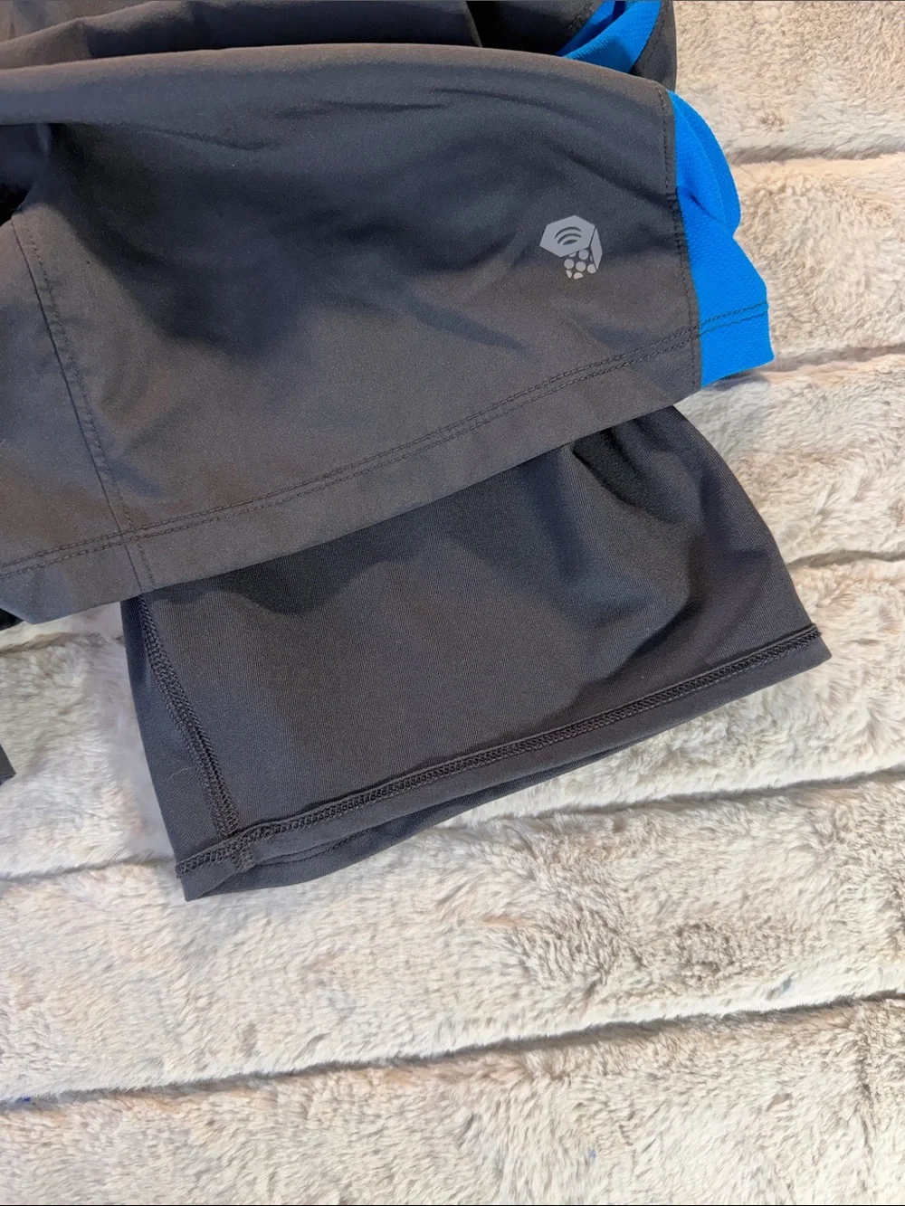 Mountain Hardwear Men’s Blue and Black Athletic Shorts w/ liner short, Medium